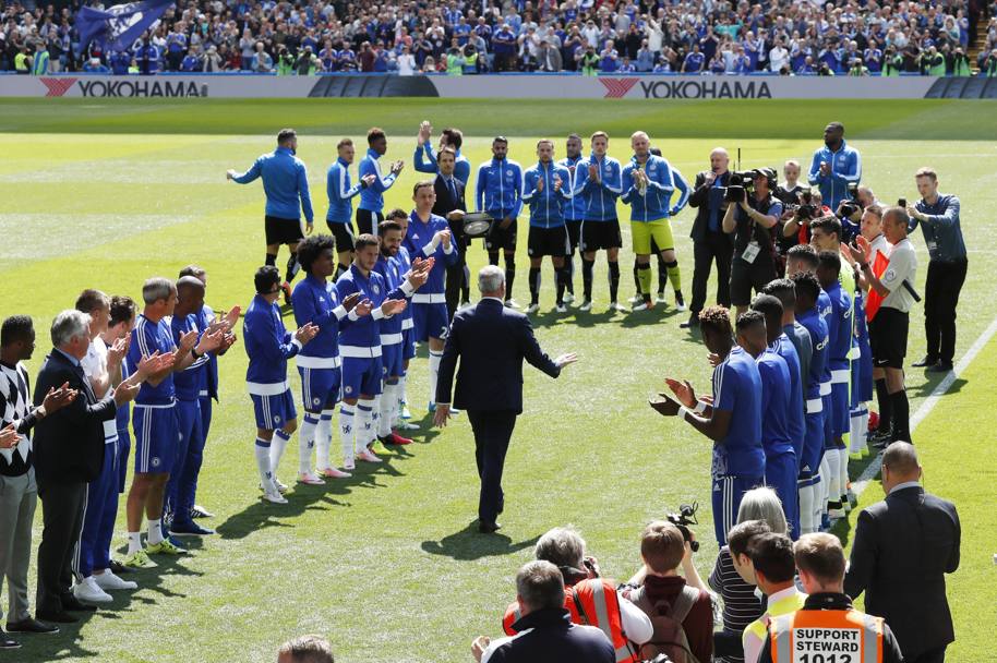 Ranieri sfila tra gli applausi dei suoi giocatori e di quelli del Chelsea. REUTERS
